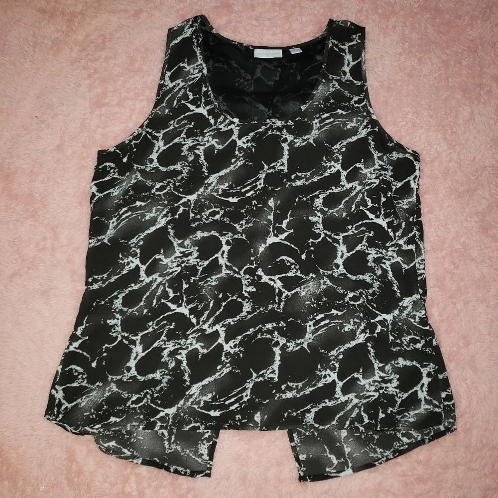 Women's M Black and White Sleeveless Blouse
